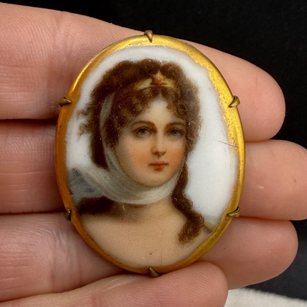 Vintage Victorian Porcelain Painted Brooch Gold Tone Woman With Scarf‎